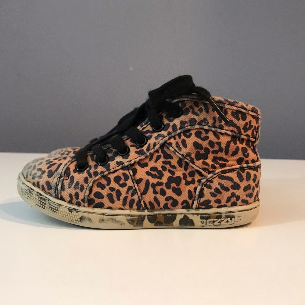 DEZZYS LEOPARD ORINT HI TOO SNEAKERS SIZE 8